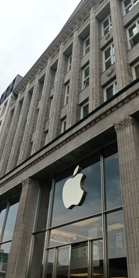 Apple store Apple Company Aesthetic, Apple Store Aesthetic, Moodboard Manifestation, Apple Office, Apple Building, Iphone Store, Store Aesthetic, Apple Shop, Aesthetic Cafe