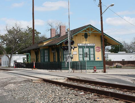 Vintage Train Depots | The cargo & travel hubs of the 1800s-1900s Alton Illinois, Colorado House, Amtrak Train, Old Train Station, The Industrial Revolution, Railroad Pictures, Train Depot, Train Stations, Railroad Photos