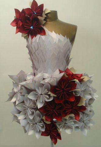 paper party frock Paper Flower Dress, Wearable Paper Art, Paper Fashion Design, Paper Outfits, Recycled Dress Ideas, Paper Dress Art, Junk Kouture, Dress Form Christmas Tree, Mannequin Christmas Tree