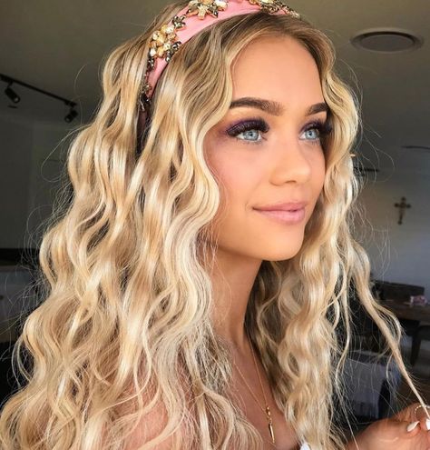 Unless you’ve been living under a rock (or you’ve been avoiding @Instagram the past few months), you know that #crimped #waves are all the rage at the moment. The secret to achieving the sleek, uniform look? A #waveiron.  #Bangstyle #beautytips Long Blonde Wavy Hair Extensions, Mermaid Curls Long Hair, Hairstyles With Tape In Extensions, Mermaid Curls, Style Extensions, Trendy We Fryzurach, Beyonce Hair, Ice Blonde, Formal Hair