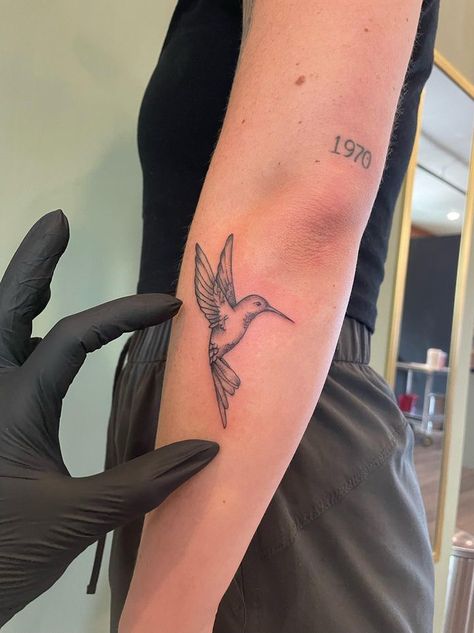 Two Words Tattoo Placement, Flower Tattoo With Childs Name, Detailed Hummingbird Tattoo, Humming Bird Tattoo Placement, Hummingbird Tattoo Inner Arm, Tattoo Asthetic Picture Women, Under Bicep Tattoo Women, Hummingbird Tattoo Placement Ideas, Hummingbird Tattoo On Arm