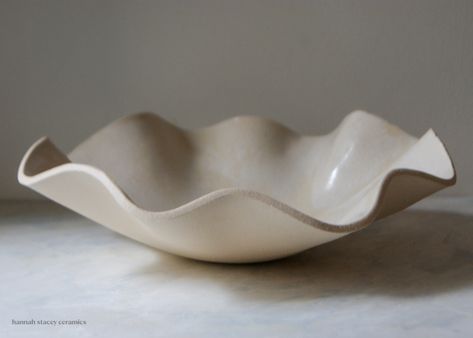 Ceramic Wave Bowl, Wavy Bowl Pottery, Wavy Ceramic Bowl, Wavy Ceramics, Ap Ceramics, Wavy Bowl, Diy Keramik, Clay Inspo, Ceramic Art Sculpture