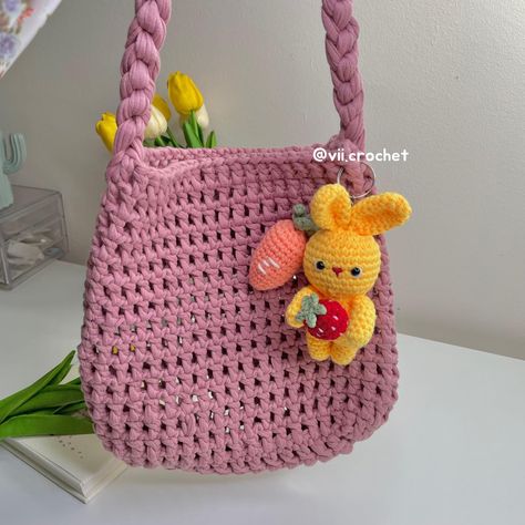 Vi Crochet 🍓 (@vii.crochet) | Instagram Vivi Crochet, Crochet Instagram, Crochet Idea, Crochet Bags, Sling Bag, Crochet Bag, Makeup Inspiration, Straw Bag, Clutches