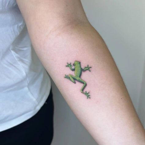 #tattoolookbook #tattoobr #tattoocoverup #tattootime #tattoolover #tattoocouple #tattoostagram #tattoorevuemag Small Tree Frog Tattoo, Green Frog Tattoo, Realistic Frog Tattoo, Tree Frog Tattoos, Whimsical Tattoos, Green Tattoos, Frog Tattoo, Saved Tattoo, Prison Tattoos