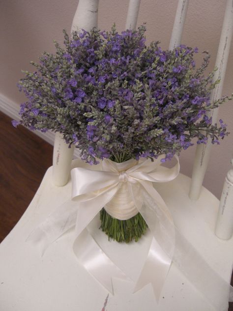 Lavender Flowers Wedding Decor, Flower Bouquet Cheap, Lavender Bride Bouquets, Lavender And Rose Bouquet, Bridal Bouquet Ideas Summer, Lavender Bouquet Aesthetic, Wedding Bouquets Lavender, Lavender Bouquet Wedding, Flower Bouquet Lavender