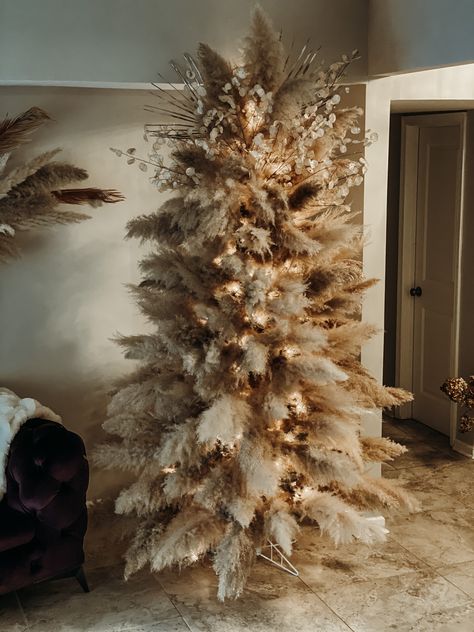 Pampas Christmas, Boho Christmas Tree, Best Christmas Tree, Boho Christmas Decor, Tree Inspiration, Fall Flower Arrangements, Pampas Grass Decor, Personalised Christmas Baubles, Astuces Diy