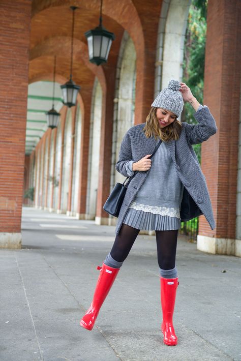 - Casual Outfits Comfy, Rain Boot Outfit, Hunter Boots Outfit, Red Rain Boots, Street Style Fall Outfits, Red Rain, Coat Outfit, Red Boots, Looks Street Style