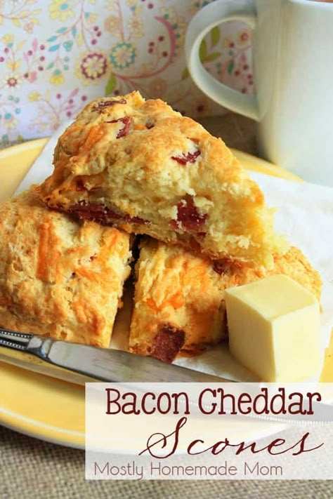 Bacon Cheddar Scones, Chive Biscuits, Cheddar Scones, Patisserie Vegan, How To Make Scones, Cheese Scones, Savory Scones, Bisquick Recipes, Savoury Baking