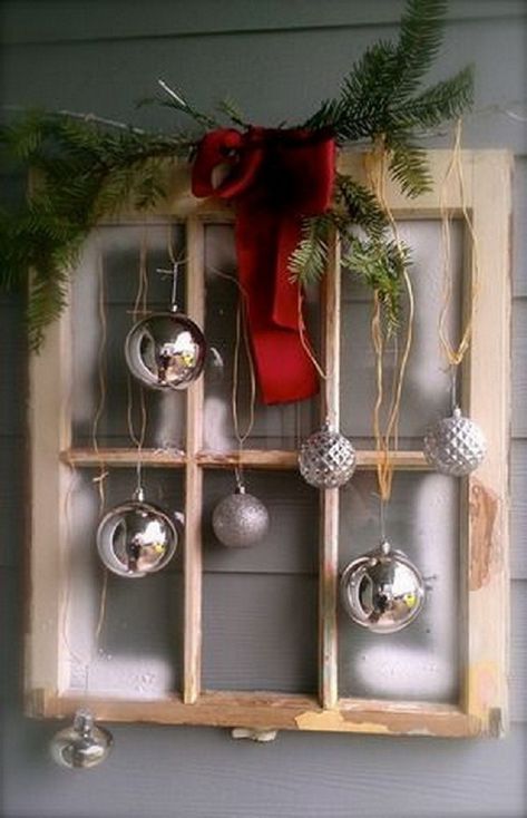 DIY-Window-Decor-with-Ornaments Natal Country, Barn Windows, Window Crafts, Window Projects, Christmas Porch Decor, God Jul, Booth Ideas, Christmas Porch, Christmas Window