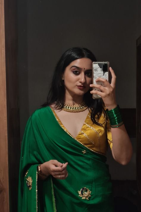 Wedding saree inspo Contrast Saree And Blouse, Green Sari Look, Green Saree Aesthetic, Green Saree Look Traditional, Saree With Bangles, Forest Green Saree, Green Saree Contrast Blouse, Organized Bookshelf, Indian Forest