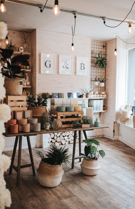 Florist Pop Up Shop, Minimal Shop Design, Florist Shop Interior Design, Flower Shop Inspiration, Florist Shop Interior Inspiration, Flower Shop Interiors Design, Boutique Shop Design, Florist Shop Ideas, Modern Flower Shop