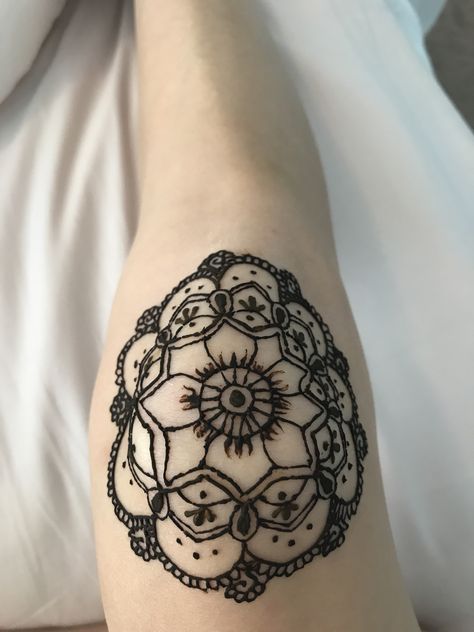 Henna knee tattoo Knee Henna Tattoo, Henna Knee Designs, Knee Henna Designs, Henna Knee, Knee Henna, Leg Henna, Henna Ideas, Henna Tattoo Hand, Skeleton Hand Tattoo