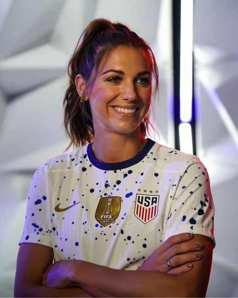 Cute Soccer Pictures, Us Women's National Soccer Team, Female Football Player, Alex Morgan Soccer, Soccer Season, Soccer Inspiration, Fifa Women's World Cup, Female Soccer Players, Usa Girls