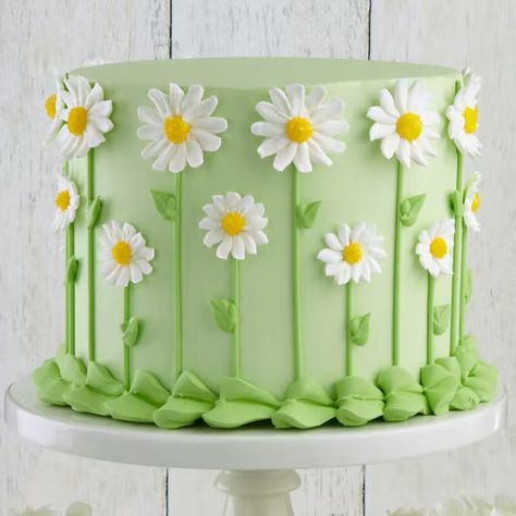 Fabulous flowers and delicious cakes make the perfect combination! Celebrate spring by popping your apron on and getting in the kitchen to bake blooming lovely flower cakes! From simple floral cupcakes to flower birthday cakes, we’ve got a bunch of fantastic flower cake ideas to inspire you. Daisy Cupcake Cake, Daisy Cake Ideas Simple, Flower Garden Cake, Daisy Flower Cake, Daisy Birthday Cake, Homemade Garden, Daisy Cake, Nursing Cake, Fresh As A Daisy