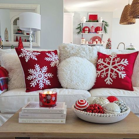 Red And White Christmas Living Room, Christmas Condo Decor, Tv Table Christmas Decor, Christmas Living Room Decor Small Spaces, Simple Christmas Dining Table Decor, Dining Table Christmas Decor Centerpiece, Living Room Decor For Christmas, Red Christmas Living Room, Simple Christmas Decorations Living Room