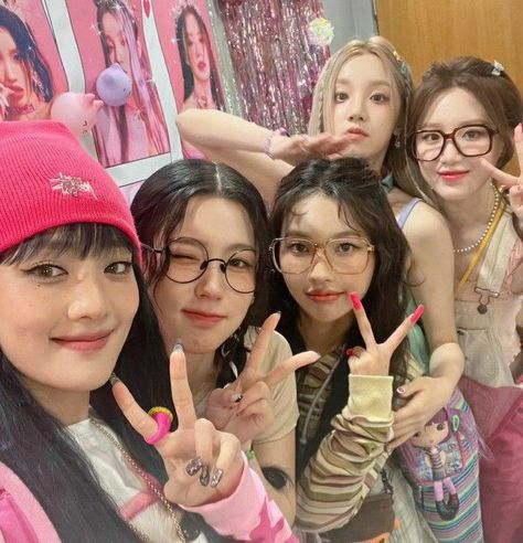 G I Dle, These Girls, K Pop Music, Cute Icons, Kpop Idol, Work Hard, Pop Art, Art Deco