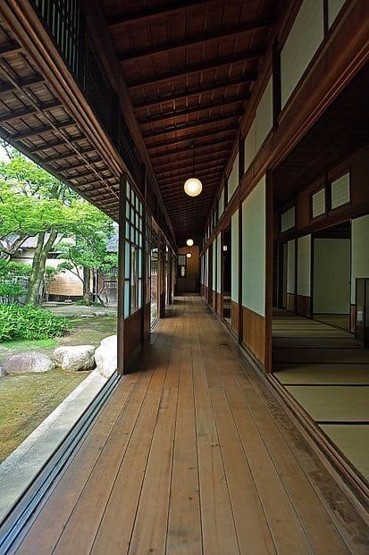 Japanese Pool House, Japanese Minka House, Japanese Wooden Architecture, Japanese Shutters, Minka Japanese House, Japanese Wooden House, Traditional Japanese House Interiors, Japanese Hallway, Minka House