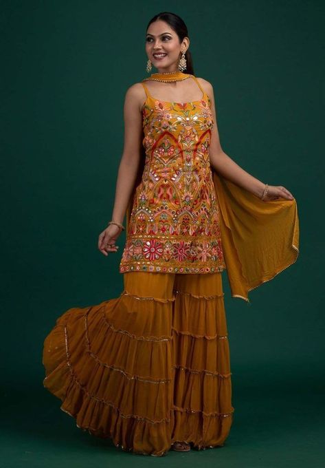 Sarara Dress, Sharara Suit Designs, Designer Sharara, Haldi Dress, Sharara Designs, Haldi Outfits, Indian Outfits Lehenga, Gaun Fashion, Sharara Suit