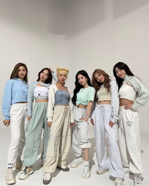 Kpop Dance Practice Outfits, Kpop Dance Outfits, Dance Style Outfits, Dance Outfits Practice, Sana Momo, Practice Outfits, Mode Kpop, Shooting Photo, Dance Fashion