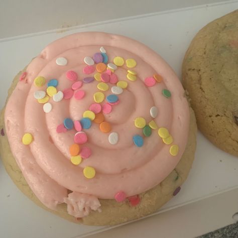 Frosted Cookies Aesthetic, Aesthetic Cookies Recipe, Pink Cookies Aesthetic, Crumbl Cookie Aesthetic, Pink Crumbl Cookie, Sugar Cookie Aesthetic, Aesthetic Sugar Cookies, Cute Cookies Aesthetic, Frosting Aesthetic