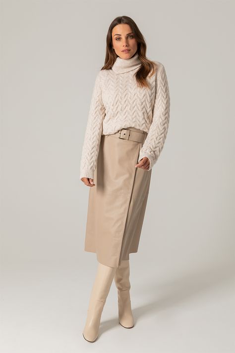 Beige Leather Skirt Outfit, Midi Rok Outfit, Leather Midi Skirt Outfit, Leather Skirt Outfit Winter, Leather Skirt Outfit Ideas, Beige Skirt Outfit, Leather Dress Outfit, Skirt Outfit Fall, Midi Outfits