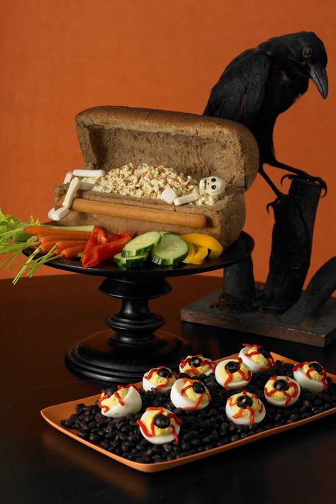 21 Easy Halloween Appetizers - Recipes for Halloween Finger Foods Finger Foods Appetizers, Halloween Fingerfood, Halloween Finger, Halloween Finger Foods, Halloween Appetizers Easy, Creamy Spinach Dip, Sauce Cocktail, Recetas Halloween, Local Pizza