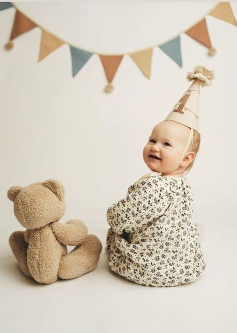 1st Birthday Photoshoot Ideas With Parents, Winter 1 Year Photoshoot, March Birthday Photoshoot Ideas, At Home 1 Year Photoshoot, One Year Winter Photos, 1st Birthday Party Photoshoot, Vintage 1st Birthday Photoshoot, 1 Year Boy Photoshoot Ideas, Diy Cake Smash Photoshoot At Home