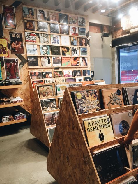 Cozy Record Store, Music Shop Design, Short Shelves, Music Store Design, Vinyl Shopping, Record Shopping, Lp Shop, Vinyl Record Shop, Vinyl Record Store