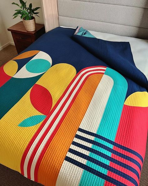 #quiltcon on Instagram | Hashtags Bright Quilts, Abstract Quilt, Japanese Quilts, Wedding Quilt, Patchwork Quilt Patterns, Contemporary Quilts, Modern Quilt Patterns, Bits And Pieces, Shirt Quilt