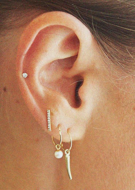 Piercings Oor, Pendulum Earrings, Pretty Ear Piercings, Mode Tips, Cute Ear Piercings, Multiple Ear Piercings, Hammered Hoop Earrings, Stil Inspiration, Cartilage Piercing