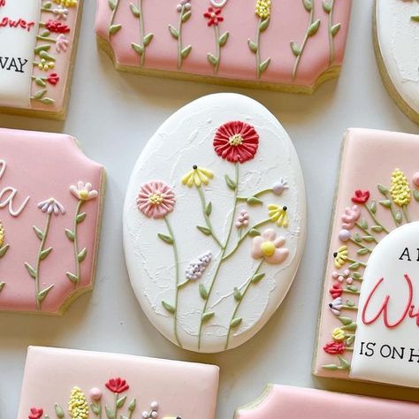 Pink Floral Cookies Decorated, Wildflower Bridal Shower Theme Cookies, Wildflower Cookies Royal Icing, Wildflower Cookies Baby, Pretty Cookies Decorated, Spring Flower Cookies Decorated, Spring Flower Sugar Cookies, Wildflower Cookies First Birthday, Wildflower 1st Birthday Cookies