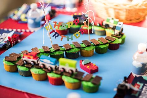 How to make a DIY train track birthday cake using cupcakes and licorice plus decorating ideas for a child's train-themed birthday party (chuga chuga TWO TWO!) Train Party Ideas, Train Birthday Theme, Diy Train, Train Theme Birthday Party, Thomas Birthday Parties, Train Birthday Cake, Cars Birthday Party Decorations, Ideas Cupcakes, New Birthday Cake