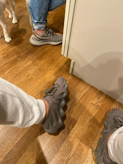 Yeezy 450 Cloud White Outfit, 450 Yeezy Outfit, Yeezy 450 Black, Yeezy 450 Outfit, Grey Yeezy, Yeezy Style, Yeezy 450, Minimal Streetwear, Yeezy Outfit