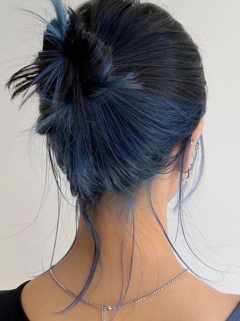 Blue Hair Underneath, Hidden Hair Color, Two Tone Hair, Dark Blue Hair, Korean Hair Color, Hair Color Underneath, Kadeřnické Trendy, Peekaboo Hair, Hair Streaks