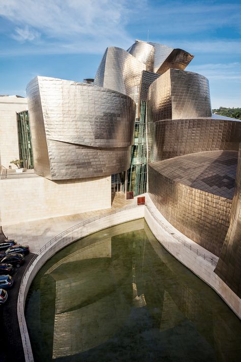 The Guggenheim Museum in Bilbao is an interesting museum where you can see outstanding examples of modern art like the other museums of the Guggenheim Foundation. But there is something else that makes it unique among other Guggenheim museums around the world. It is an exceptional example that proves what a deconstructivist approach to architecture can do when advanced technologies are combined. Famous Museums Architecture, Deconstructivist Architecture, Guggenheim Museum Bilbao, The Guggenheim Museum, Oceanfront Vacation Rentals, Bilbao Spain, Gothic Cathedrals, Frank Gehry, Guggenheim Museum