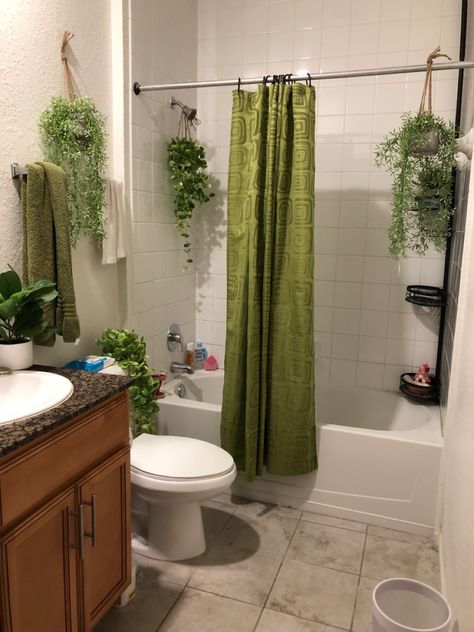 Green Bathroom Apartment Ideas, Nice Bathroom Ideas Decor, Bathroom Decor Simple Minimalist, Japanese Bathroom Small Apartment, Bohemian Apartment Bathroom, Green Bathroom Curtains, Green Plant Bathroom Decor, Apartment Bathroom Diy Rental, Bathroom Inspo Plants