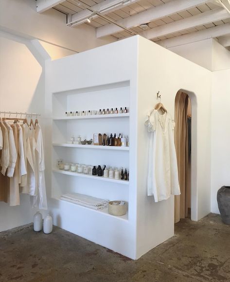 Small Boutique Interior, Clothing Boutique Interior, Dream Boutique, Clothing Store Interior, Clothing Store Design, Store Design Boutique, Retail Inspiration, Cafe Ideas, Store Layout