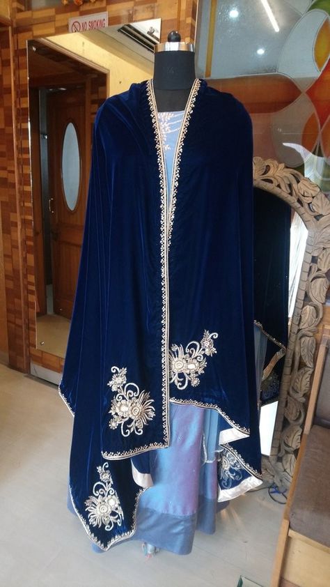 Bridal Shawl Indian, Stole Embroidery Design, Shawl Aesthetic, Velvet Shawls Embroidery, Velvet Shawl Wedding, Velvet Shawls, Shawl Outfit, Cutwork Blouse, Glam Dress