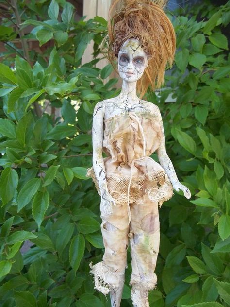 Haunted Barbie, Scary Baby Dolls, Zombie Barbie, Creepy Baby Dolls, Halloween Poems, Halloween Lamps, Zombie Dolls, Barbie Halloween, Barbie Dolls Diy