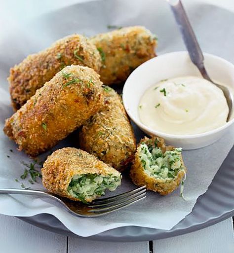 Croquettes de chou-fleur, l'apéro qui conviendra aussi aux végétariens - Cosmopolitan.fr Healthy Breakfast Recipes Clean Eating, Spanish Tapas Recipes, Crispy Oven Fried Chicken, Roasted Garlic Aioli, Chimichurri Recipe, Tapas Recipes, Spread Recipes, Skirt Steak, Starters Recipes