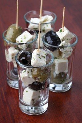 olives and feta Snack In A Cup, Greek Appetizers, Jul Mad, Smoked Salmon Recipes, Decorações Com Comidas, Healthy Holiday Recipes, Wednesday Afternoon, God Mad, Appetizer Bites