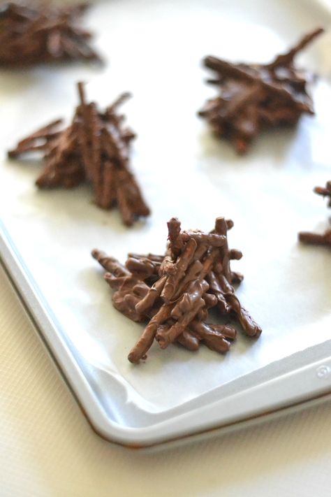 Haystacks Recipe With Pretzels, Pretzel Haystacks, Chinese Noodle Cookies, Christmas Sweets Easy, Chocolate Pretzels Sticks, Chocolate Haystacks, Haystack Cookies, Haystacks Recipe, Pretzel Recipes