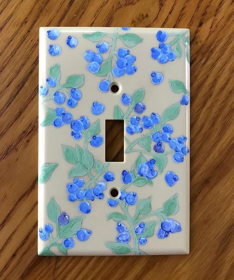 Cute Lightswitch Ideas, Painted Outlet Covers Diy, Wall Outlet Painting, Light Switch Art Aesthetic, Painted Light Switch Plates Aesthetic, Painting Outlet Covers Ideas, Painted Light Switch Plates Ideas, Outlet Painting Ideas Aesthetic, Painted Lightswitch Cover