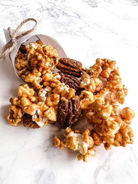 Praline Popcorn, Pecan Popcorn, Halloween Food Snacks, Pecan Praline, Popcorn Balls, Boozy Desserts, Pecan Pralines, Christmas Food Gifts, Flavored Popcorn