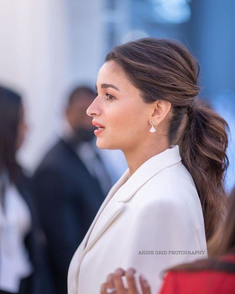 Indian Ponytail Hairstyles Wedding, Deepika Ponytail Hairstyles, Alia Bhatt Ponytail Hairstyles, Ponytail Hairstyles On Lehenga, Sleek Ponytail Hairstyles Indian Wedding, Saree With Ponytail, Alia Bhatt Bun Hairstyles, Alia Bhatt Ponytail, Pony With Saree