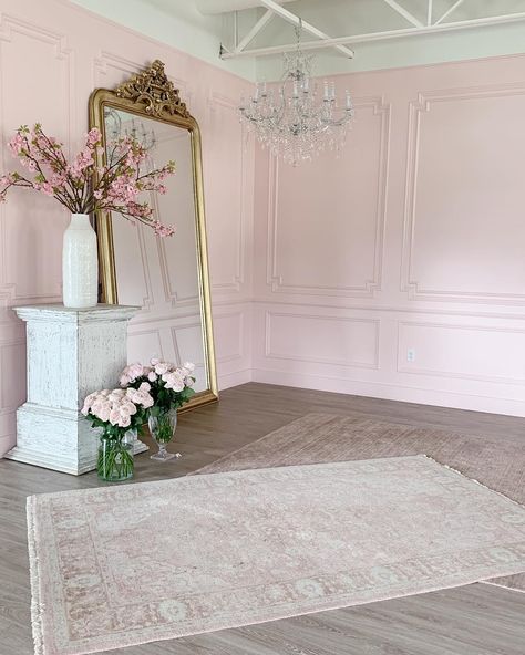 Entryway Inspo, Pink Salon, Atelier Studio, Studio Layout, Home Studio Photography, Esthetician Room, Teen Girl Room Decor, Rachel Parcell, Showroom Interior Design