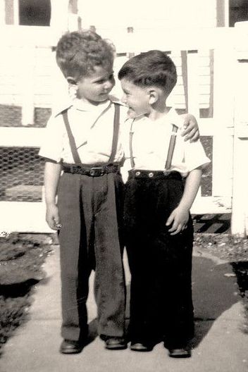 +~+~ Vintage Photograph ~+~+  What a couple of cutie boys in their best clothes - love their little suspenders! 1953 Friends Hug, 1950s Clothes, Vintage Children Photos, Vintage Kids, Vintage Portraits, Black White Photos, Vintage Photo, Super Ideas, Vintage Pictures