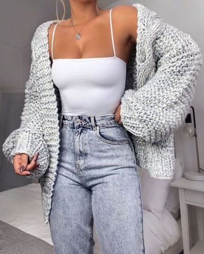 Oversized Cardigan | Loose Chunky Knit Cardigan Outfit | Cardigan with white body suit | Are you looking for new sweater outfits for fall and winter? Whether it is oversized sweaters, sweaters with leggings, date night sweater, knit cardigans, sweaters for work or casual sweater outfits, this post has ALL your fall outfits. #FallOutfits #SweaterOutfits #Sweater #WinterSweater #WinterOutfits #Fashion Populaire Outfits, Ținută Casual, Modieuze Outfits, Causual Outfits, Casual Cardigans, Cute Comfy Outfits, Teenager Outfits, Cute Fall Outfits, Mode Inspo