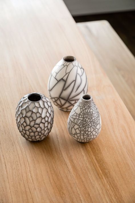 White Raku Pottery, Ceramic Vase Design Ideas, Raku Sculpture Ideas, Raku Ceramics Ideas, Raku Tiles, Raku Sculpture, Pottery Raku, Raku Vase, Clay Bodies