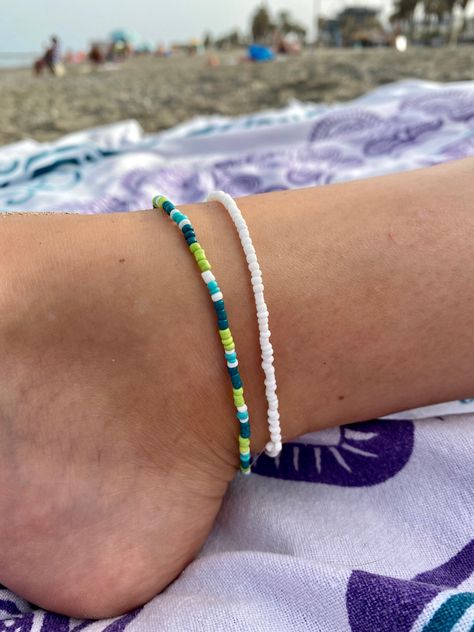 Small Bead Bracelets Ideas Summer, Beads Bracelets Aesthetic, Ideas Para Hacer Pulseras, Summer Beaded Bracelets, Verano Aesthetic, Pulseras Aesthetic, Ankle Bracelets Diy, Page Instagram, Friendship Bracelets Designs